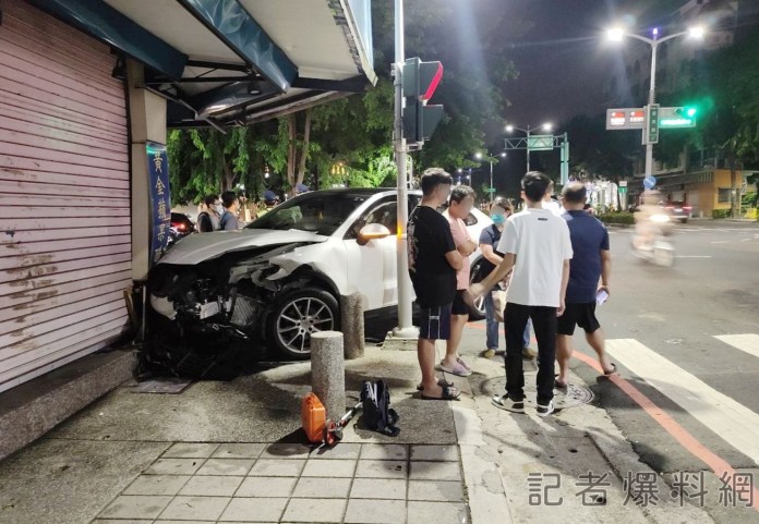 沒禮讓? 搶快? 保時捷失控衝撞冰店 波及3機車4人送醫 81 9353FFD6 C29C 4149 AE04 3738E39586D1 | 社會 社會 記者爆料網