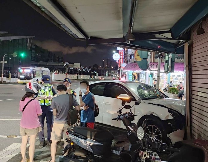 沒禮讓? 搶快? 保時捷失控衝撞冰店 波及3機車4人送醫 77 01D277F0 D3B2 48C9 9284 CE0E0DC3A042 | 社會 社會 記者爆料網