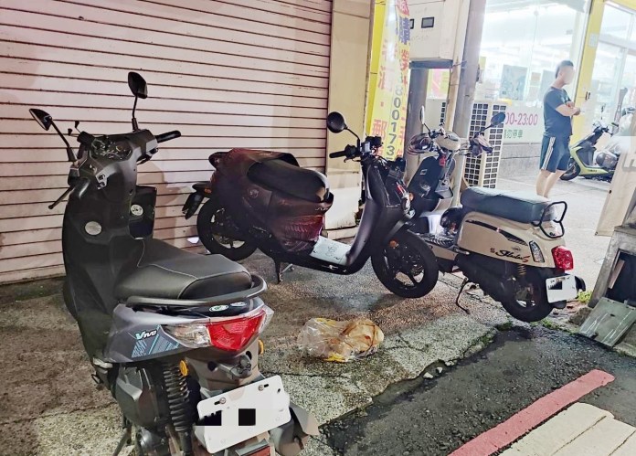 沒禮讓? 搶快? 保時捷失控衝撞冰店 波及3機車4人送醫 78 F74C3B5D 839E 40C8 8237 B3FC32BC7BDB | 社會 社會 記者爆料網