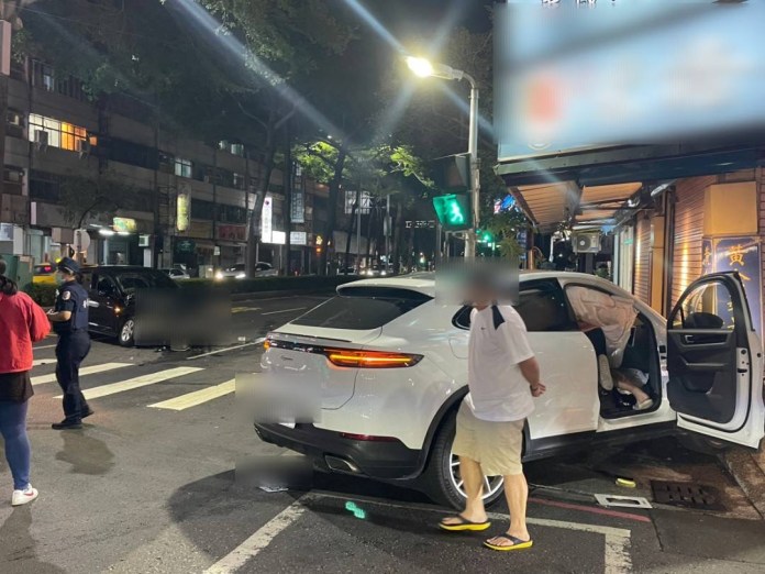 沒禮讓? 搶快? 保時捷失控衝撞冰店 波及3機車4人送醫 80 AE88F4C6 FF4F 4980 A970 656C66D1A007 | 社會 社會 記者爆料網