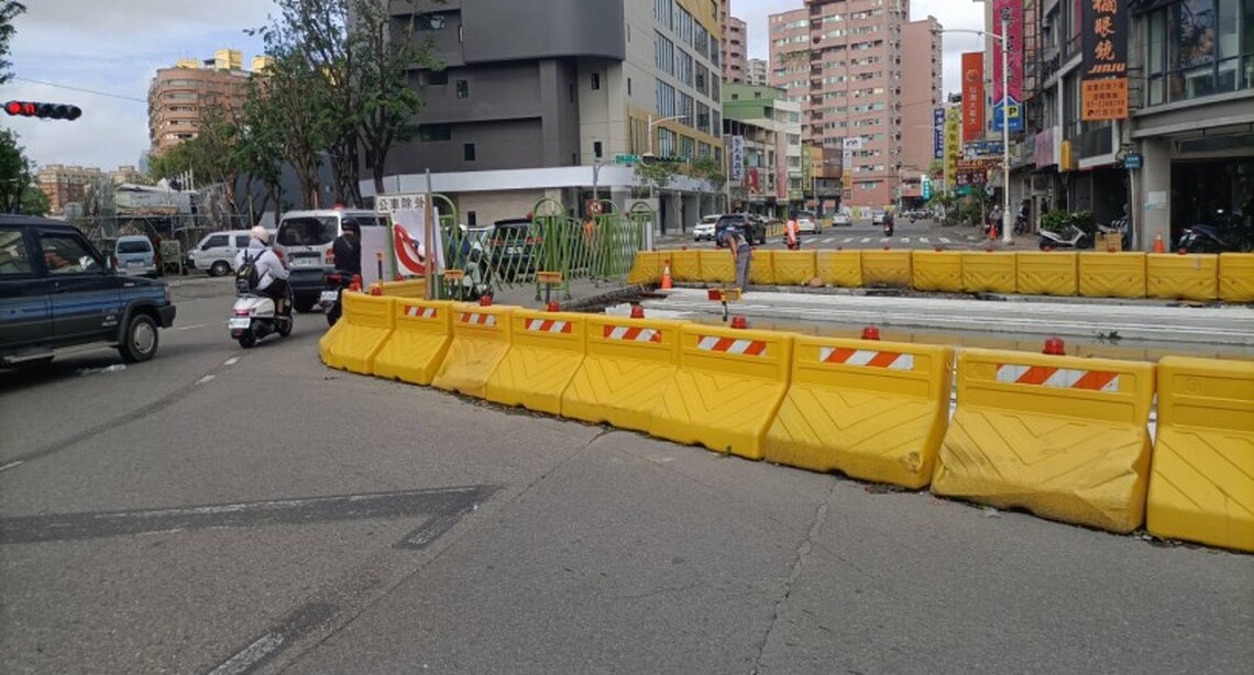 輕軌建國/大順路口即將進入第二階段交維施工  提醒用路人減速慢行  