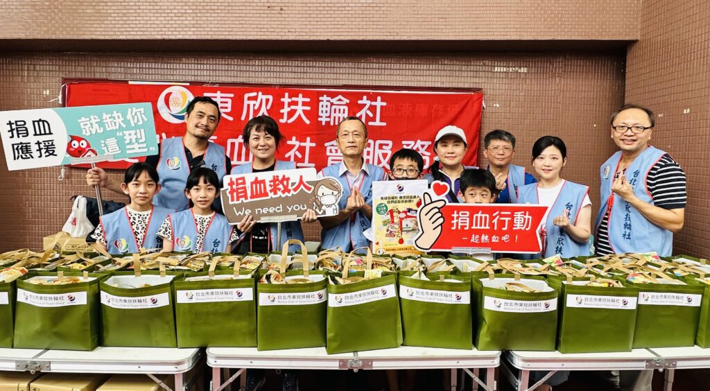 東欣扶輪社社長劉偉良帶領社友積極募血,並準備市價近千元豪禮包回饋捐血者愛心。(東欣扶輪社提供)