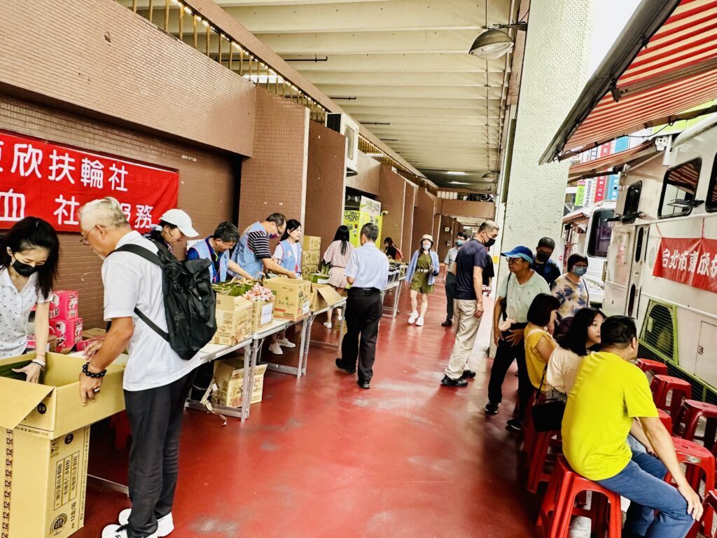 民眾不畏炎熱高溫,耐心排隊響應捐血(東欣扶輪社提供)