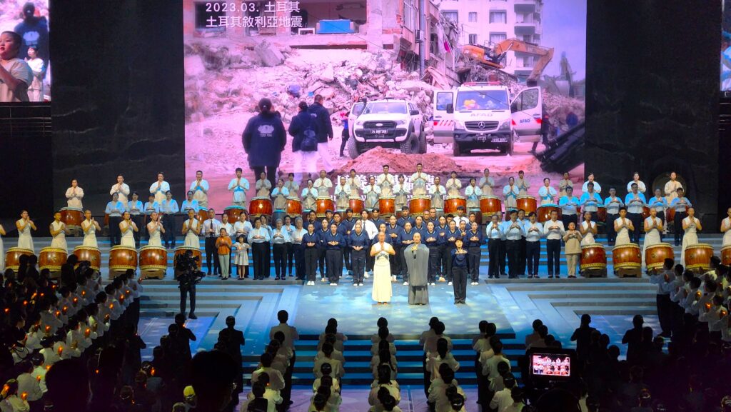 慈濟《無量義 法髓頌》經藏演繹首場法會尾聲祈禱畫面（圖/陳惠玲攝影）