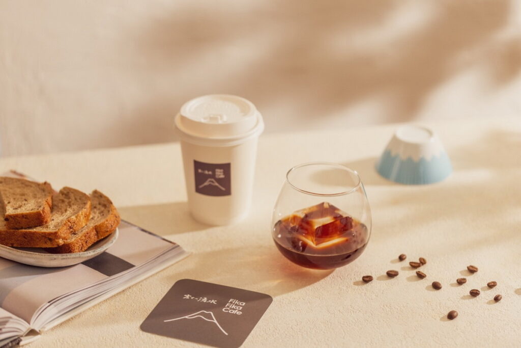 8/1-8/31 Fika Fika cafe x 富士の湧水跨界推出聯名咖啡「富士山泉冰釀咖啡」，售價200元