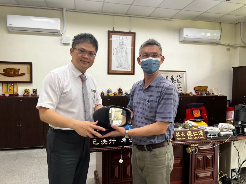 家長會黃家豪會長的協助,提供BSI盲點偵測警示系統後照鏡支持學生研究測試