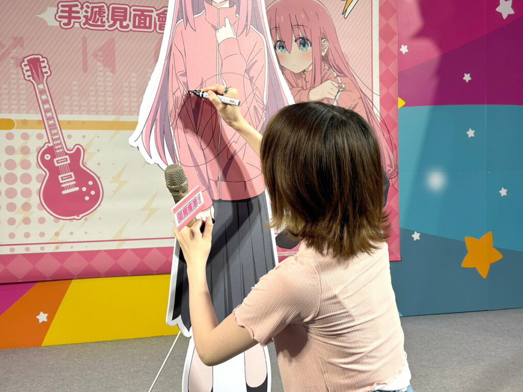 於小孤獨立牌留下親筆簽名