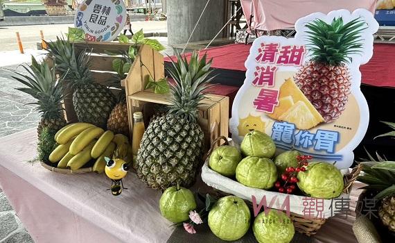 口湖幸福61休息站有酸甜滋味 手刀搶購最後一波鳳梨沁涼又消暑