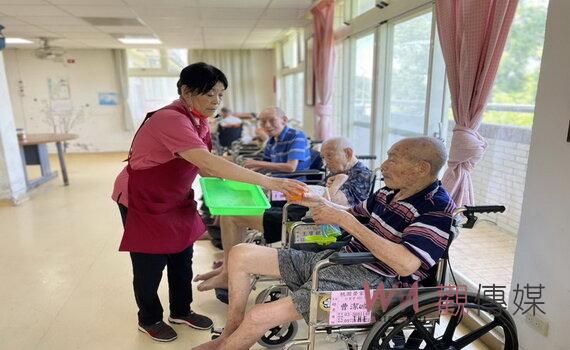 桃園榮家開心農場自種果樹採收 住民開心享用自己辛勞甜美成果