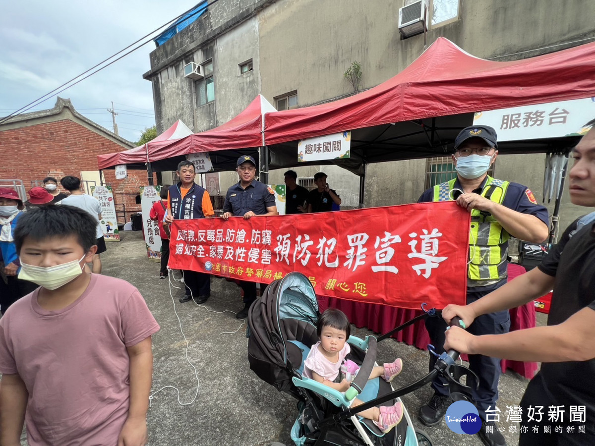 新屋分駐所所長黃愷崇率領同仁於現場辦理婦幼安全、反詐騙等宣導。