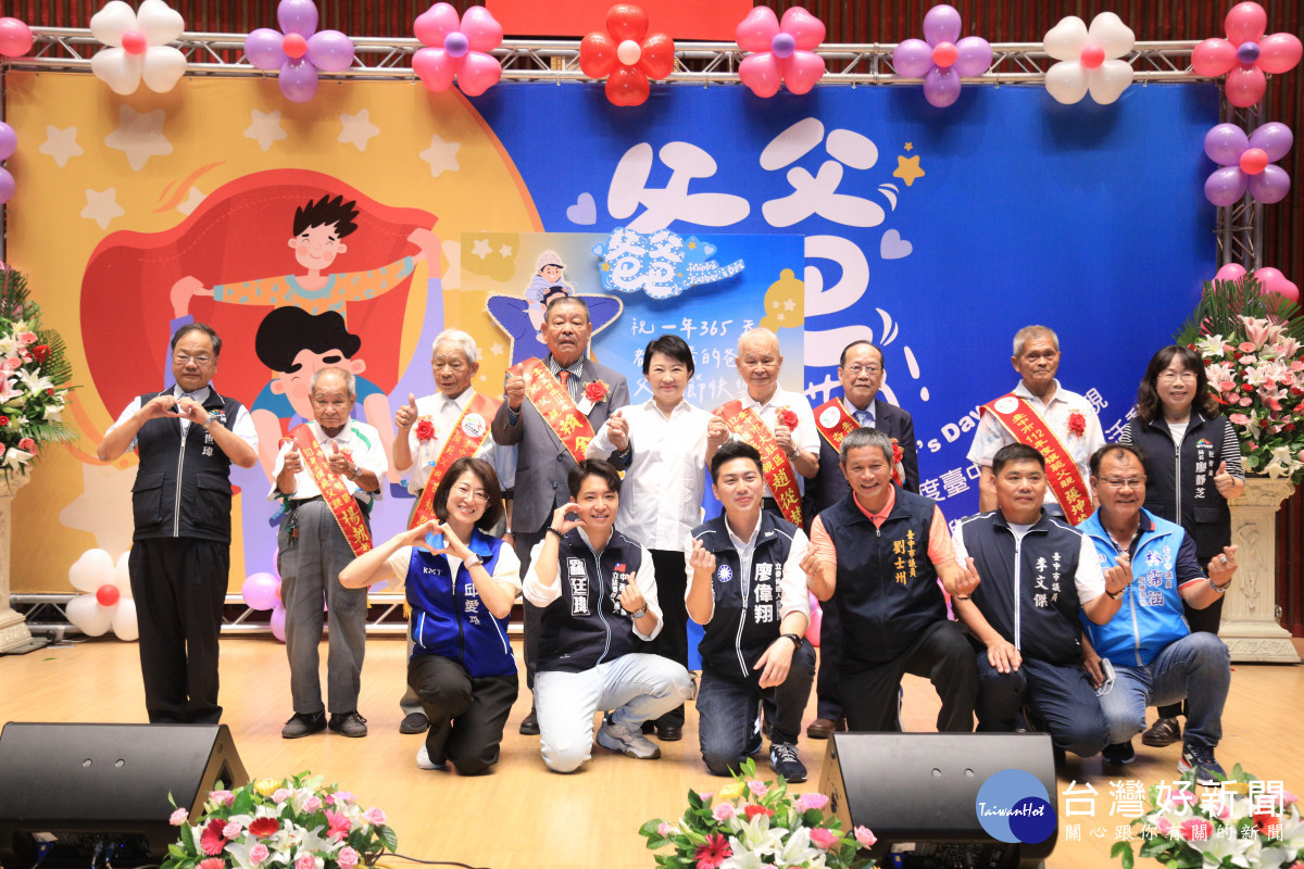 市府辦「模範父親與市長有約」合照活動氣氛溫馨。