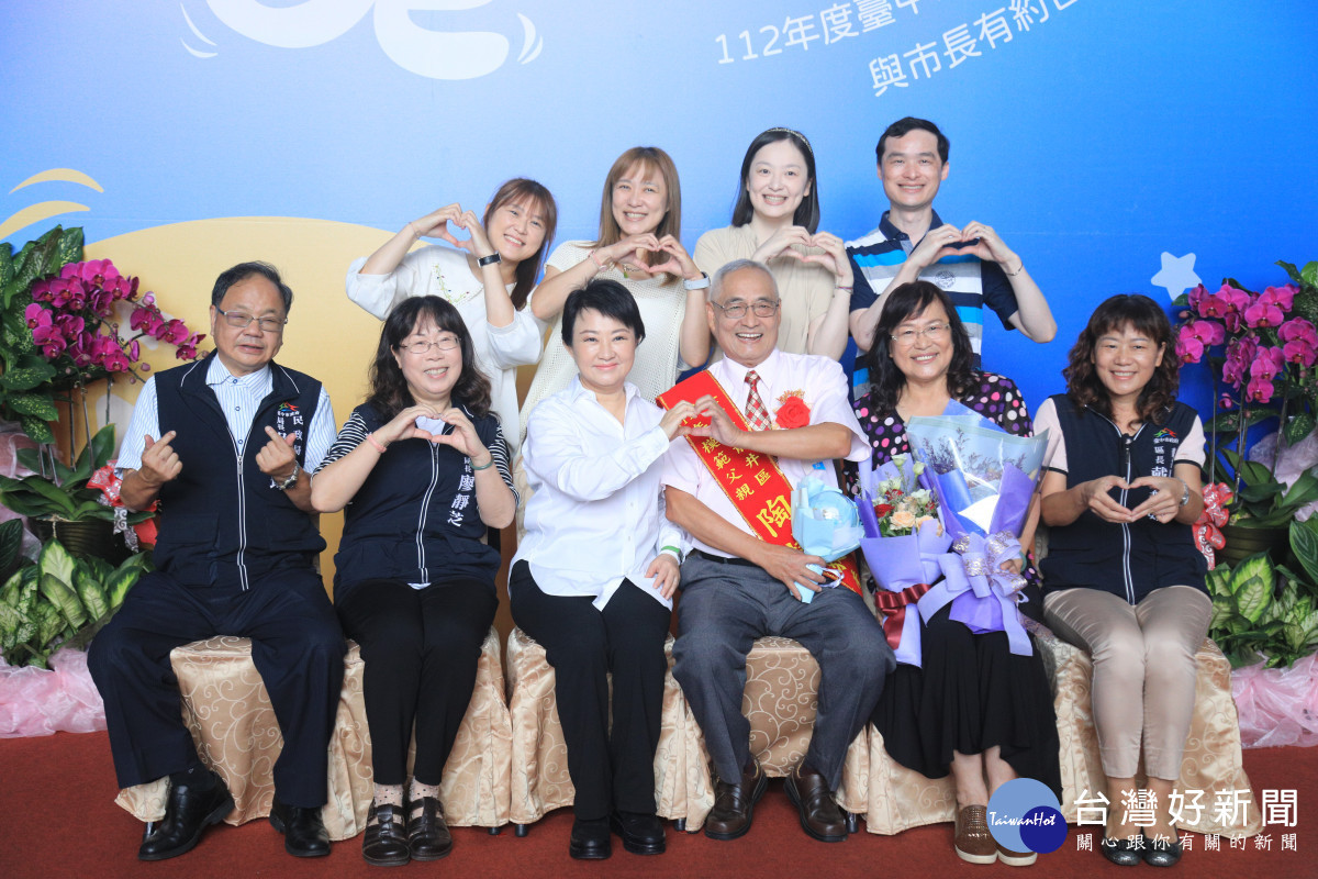 感謝父愛!合影模範父親