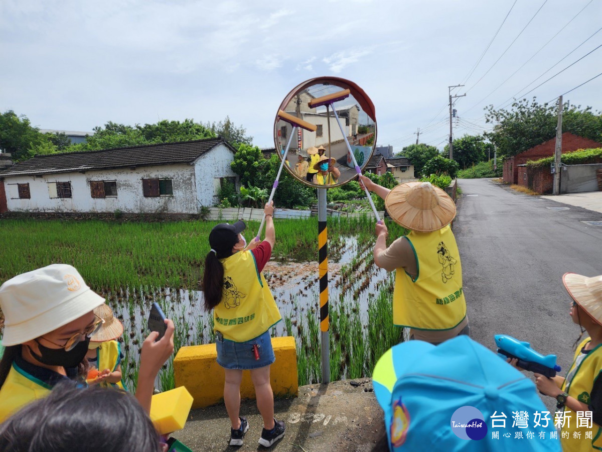 臺中市農會號召129名四健會員、義務指導員及指導員響應擦拭路面反光鏡活動。