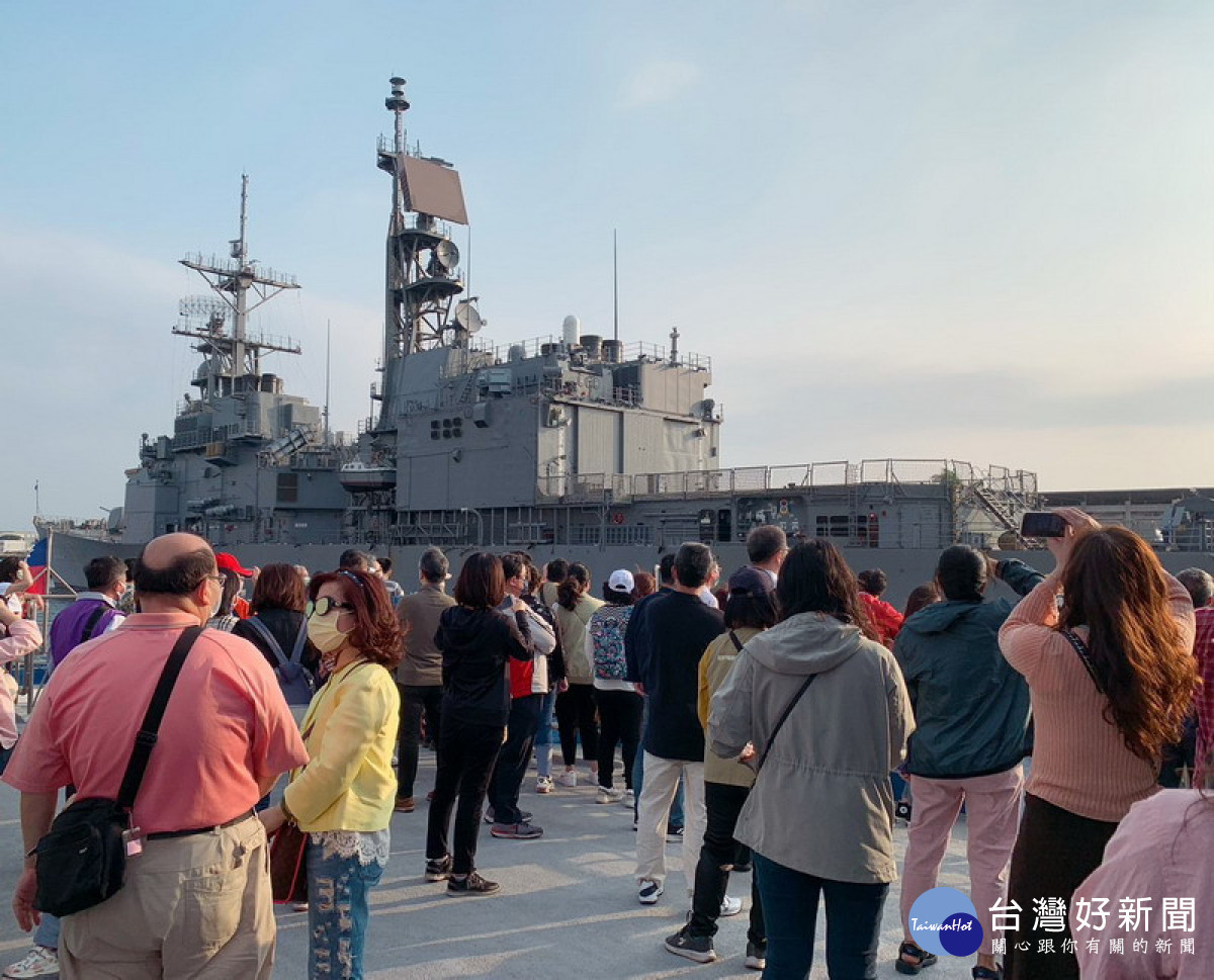 ▲8月1日-8月31日期間搭乘金棧遊港航班(夕陽線、亞灣線)，爸爸即可享專屬暖心優惠價100元。
