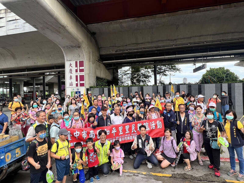江肇國表示，只有在站外與里民合照。江肇國提供
