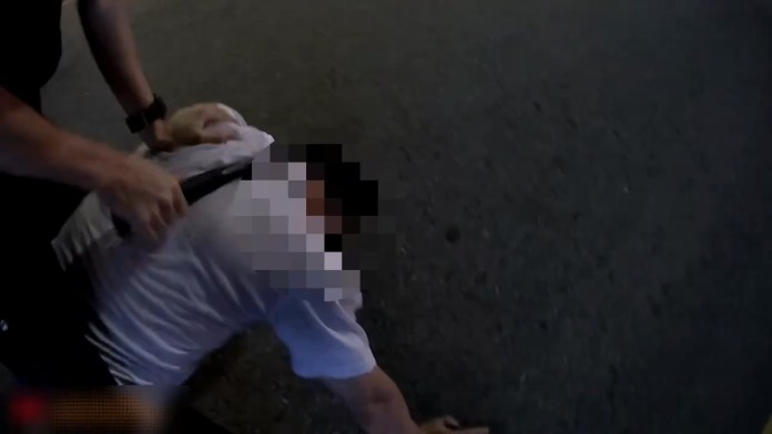 蘆洲酒駕男拒捕竄逃自撞騎樓 勇警自摔不顧傷照抓人 75 114 2 | 社會 社會 記者爆料網