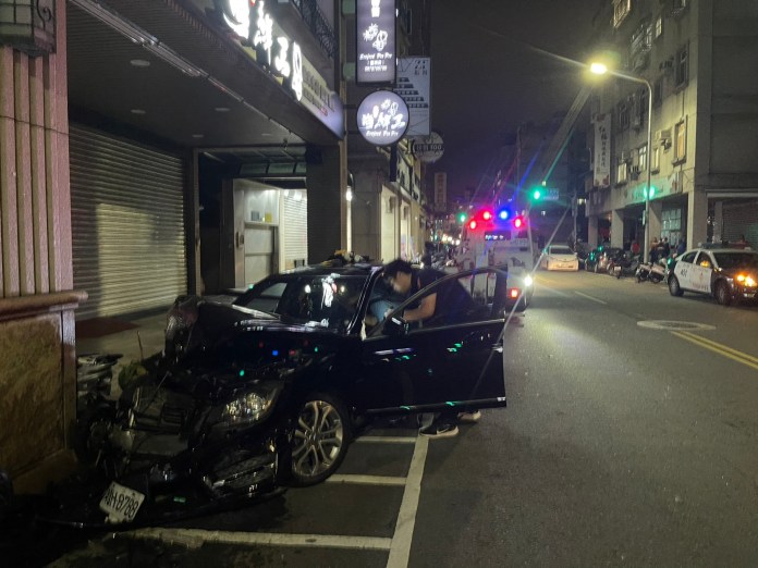 蘆洲酒駕男拒捕竄逃自撞騎樓 勇警自摔不顧傷照抓人 76 112 14 | 社會 社會 記者爆料網
