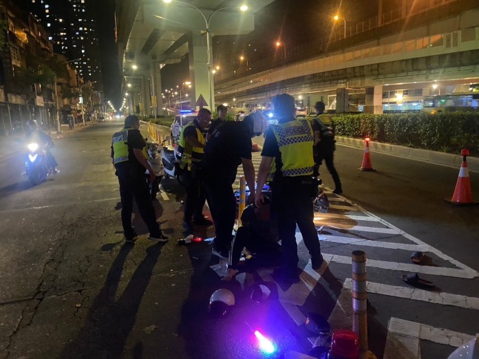 板橋通緝犯拒檢衝撞攔停員警 當場拉下機車壓制逮捕 71 211 24 | 社會 社會 記者爆料網