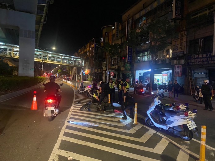 板橋通緝犯拒檢衝撞攔停員警 當場拉下機車壓制逮捕 72 212 19 | 社會 社會 記者爆料網