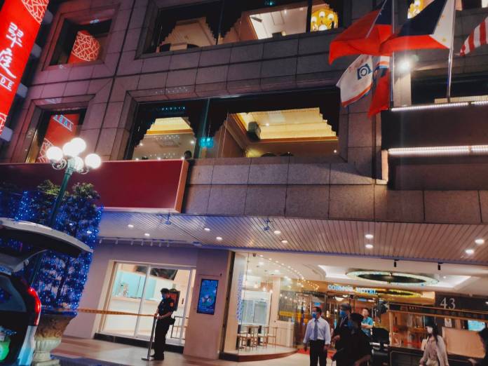 更新現場畫面/餐敘間突推窗爬出 天成飯店男子墜樓不治身亡 70 513 9 | 社會 社會 記者爆料網