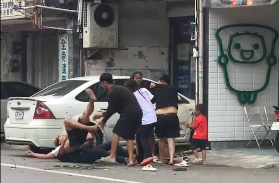(酒醉失控片)男子酒醉路旁撒野4名友人制止不了 警方帶回究辦 70 | 社會 社會 記者爆料網
