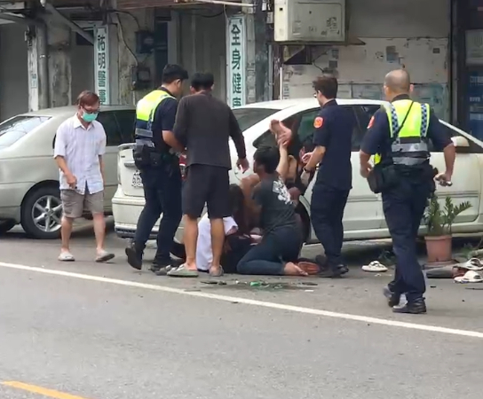 (酒醉失控片)男子酒醉路旁撒野4名友人制止不了 警方帶回究辦 69 | 社會 社會 記者爆料網