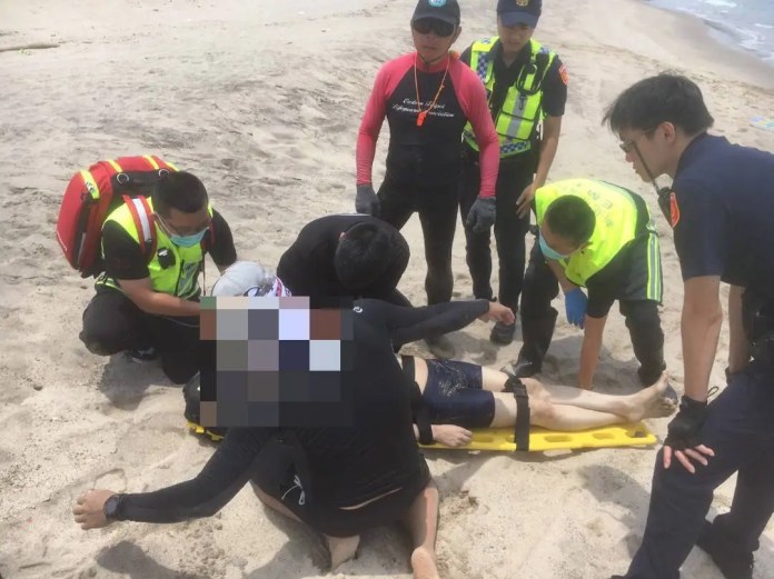 萬里海水浴場父子遇溺 子獲救上岸父送醫不治 71 712 12 | 社會 社會 記者爆料網