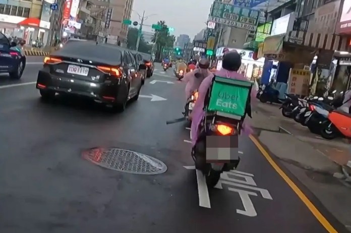 (外送員持西瓜刀揮舞片)超誇張! 外送員騎機車竟揮舞西瓜刀 71 | 社會 社會 記者爆料網