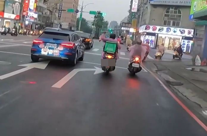 (外送員持西瓜刀揮舞片)超誇張! 外送員騎機車竟揮舞西瓜刀 69 翻攝台中南區東區小事 1 | 社會 社會 記者爆料網