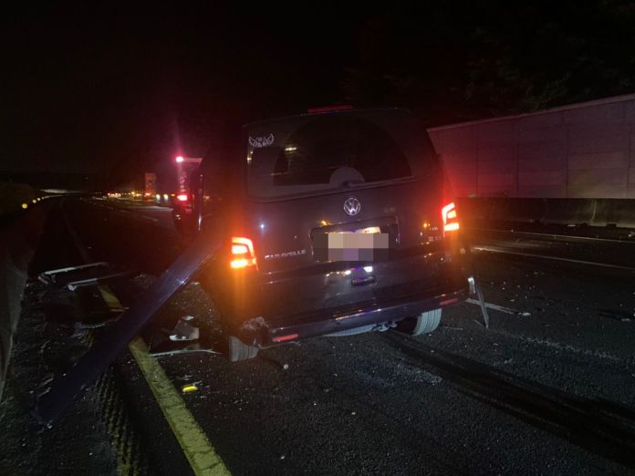 (國道連環車禍片)國道1連環車禍! 3車相撞釀8人受傷 71 8人受傷的廂型車。民眾提供 | 社會 社會 記者爆料網