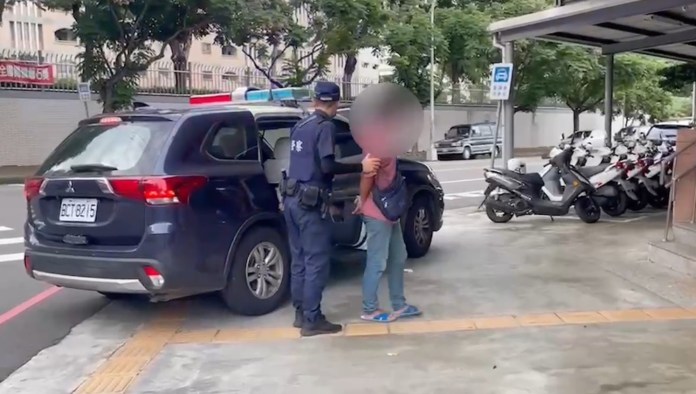 (外送員持西瓜刀揮舞片)超誇張! 外送員騎機車竟揮舞西瓜刀 70 | 社會 社會 記者爆料網
