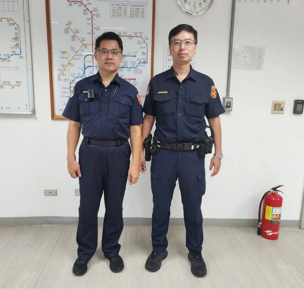 老翁迷失捷運站 | 捷警連絡妻子 夫妻相擁淚崩