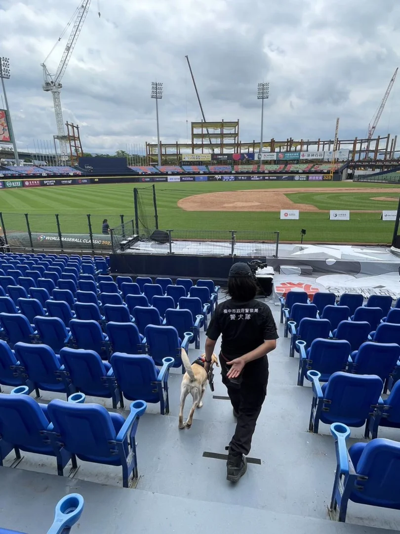 警犬隊於球場開放前加強場內座位區安全。(圖/記者謝榮浤翻攝)