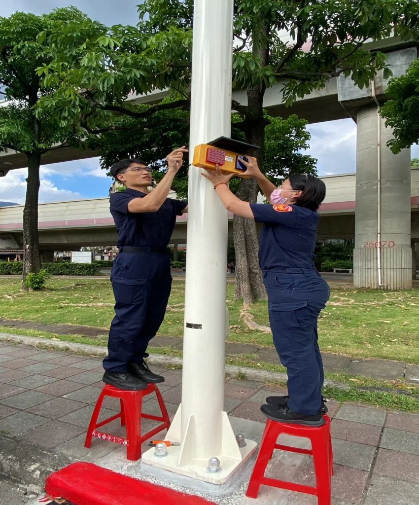 光爆閃燈提醒注意交通狀況 | 北投區佛光會致贈太陽能紅藍光閃燈