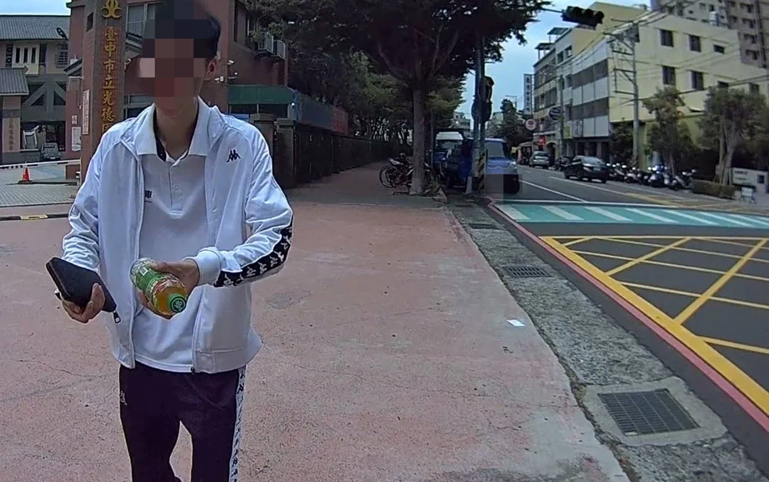 21歲的鄭男遇到類似的情況。烏日所警員陳照青通過警政系統確認車輛沒有持續行駛的跡象，也未遭拖吊，判定他記錯車位。（圖/記者江雁武）
