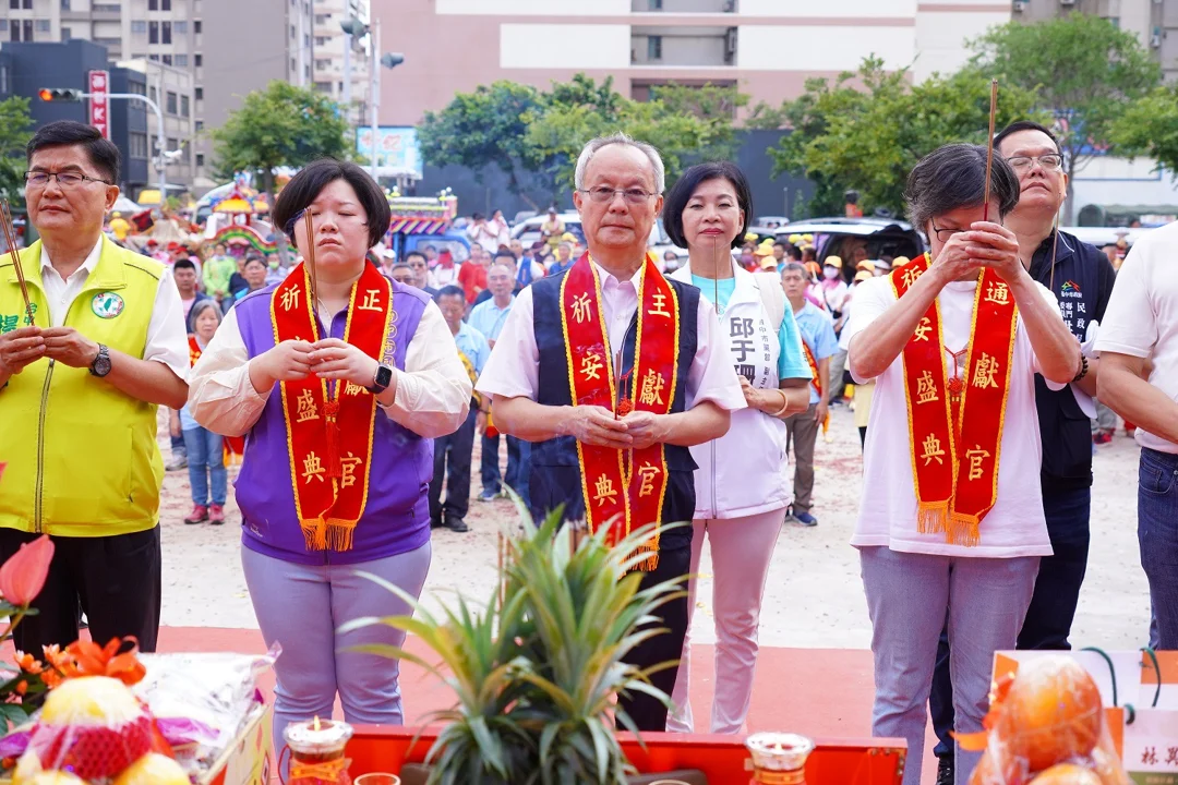 賴森林參議擔任主獻官參拜祈福。(圖/記者謝榮浤翻攝)