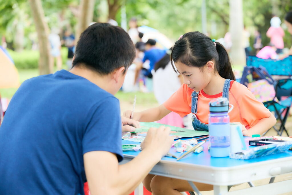 透過質量兼具的親子活動如寫生,讓父母陪伴孩子不僅可深化親子關係,調查也發現父親陪伴有助孩子更有創意與快樂
