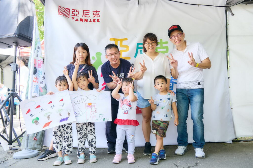 現場加碼「為偶爸讚出來」活動,讓孩子大聲獻愛給老爸,民眾踴躍參加