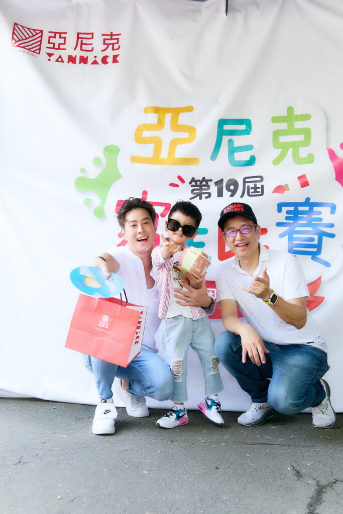 演員吳東諺攜兒子斗宅首次參與寫生比賽與大家同樂,收到董事長親送手撕香柚戚風蛋糕餐盒,大呼活動太佛心了