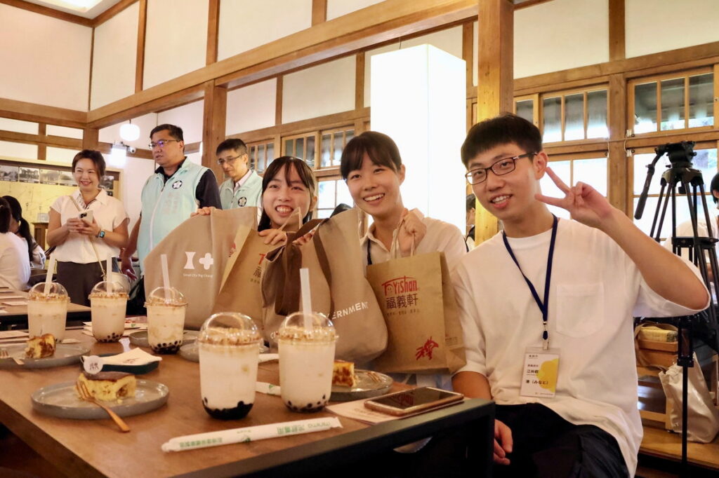 台日學生互贈伴手禮