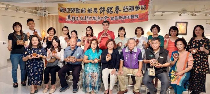 勞動部長許銘春參訪高雄市雕刻業職業工會聯展