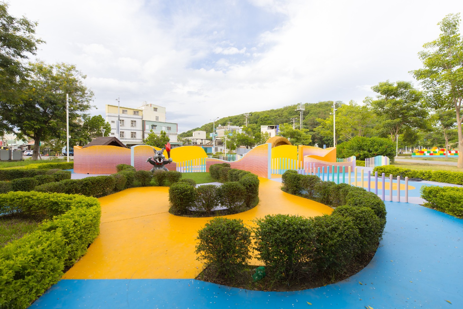 ▲蓮池潭兒童公園三隻小豬景觀迷宮廣場(記者王苡蘋翻攝)