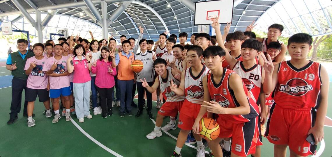 漾新聞|北高雄首座青少年籃球基地座落明華國中 陳其邁PK小選手上籃開球