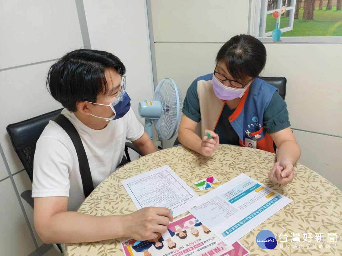 就服員為求職者解釋計劃內容。（示意圖）