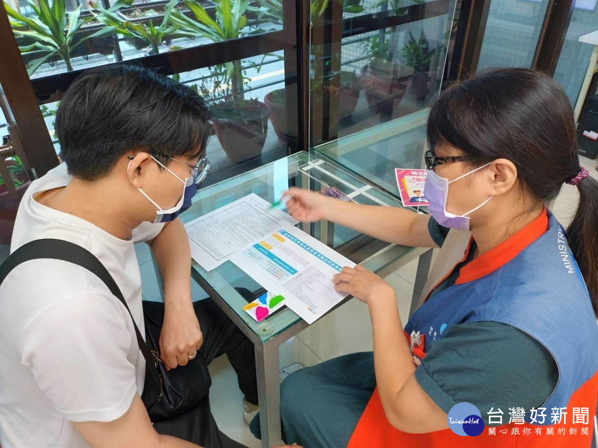 就服員為求職者解釋計劃內容。(示意圖)