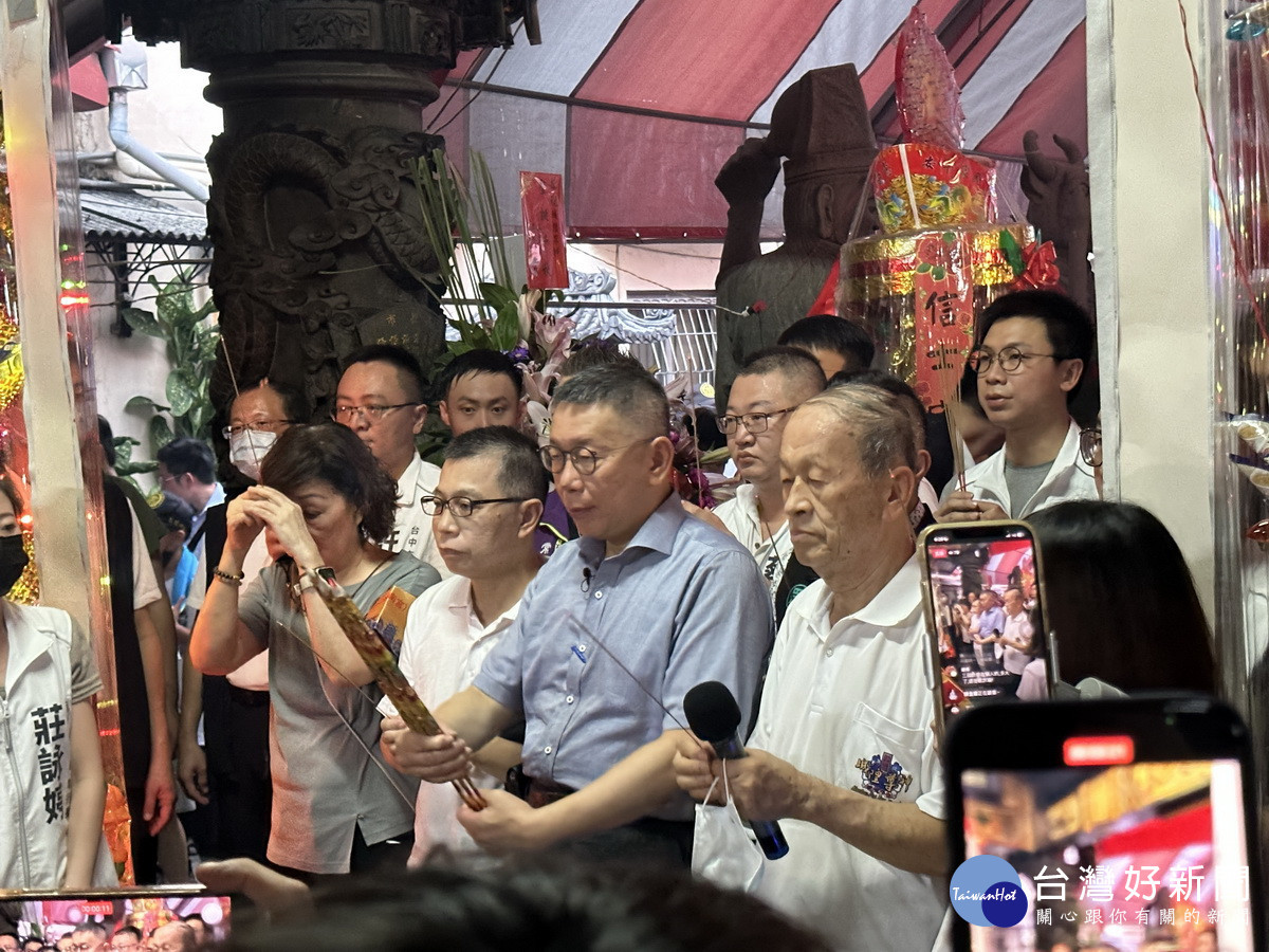 柯文哲向城隍爺祈祝平安順利。（記者扶小萍攝）