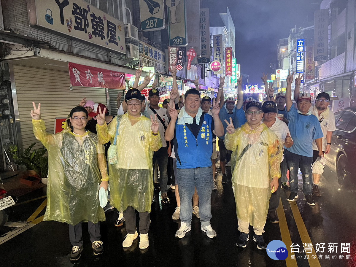 市長張嘉哲與立委參選人游顥也都與信眾一同步行遶境。(游顥服務處提供)