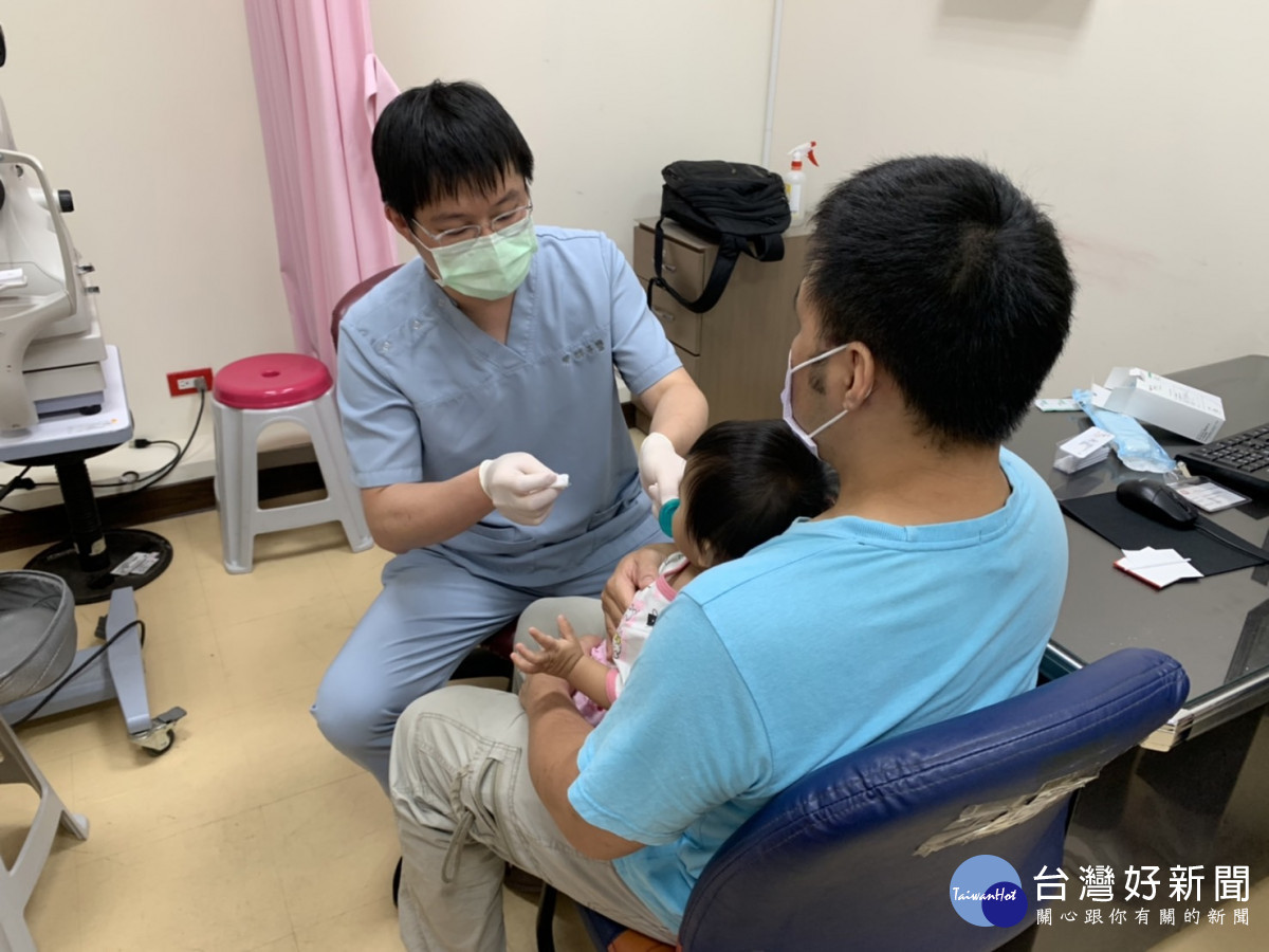 結合衛生所預防注射門診時段牙醫師施作塗氟服務。