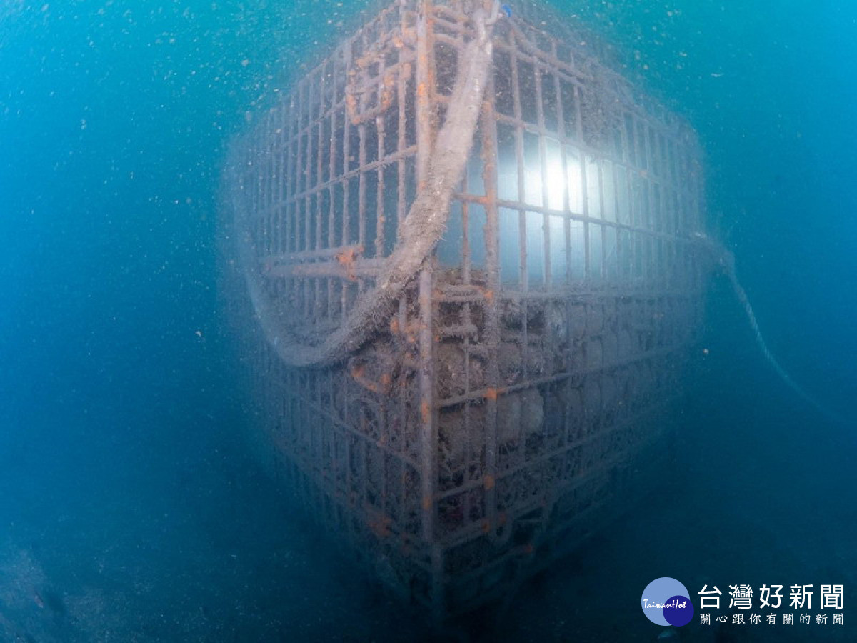 ▲滿布藤壺的深海熟成葡萄酒。(圖/高餐大 提供)<br /><br />