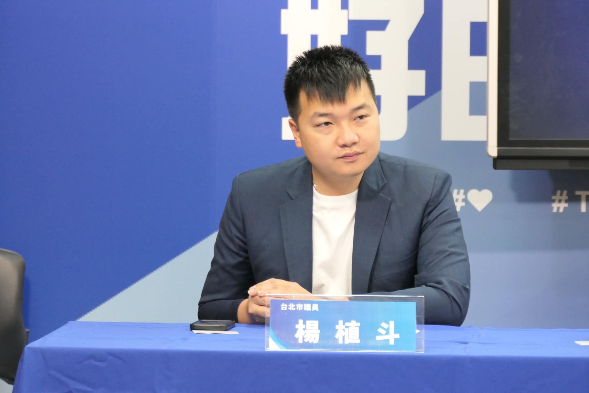 遭法案主任控亂砍薪水、惡意解聘、關說違建，楊植斗全盤否認。翻攝楊植斗臉書